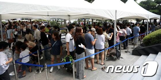 본문 이미지 - 정부가 내놓은 8·2대책 이후 첫 강남 분양시장이 열린 강남구 대치동 신반포센트럴자이 모델하우스. 방문객들이 입장순서를 기다리고 있다. /뉴스1 ⓒ News1 박지혜 기자