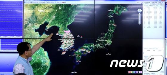 본문 이미지 - 북한이 ICBM 장착용 수소탄 실험을 성공적으로 단행했다고 밝힌 지난 2017년 9월 3일 오후 서울 동작구 기상청 국가지진화산종합 상황실에서 관계자들이 분주히 움직이는 모습. 당시 기상청은 이날 오후 12시29분쯤 북한 함경북도 길주군 북북서쪽 44km 인근에서 규모 5.7로 추정되는 지진이 발생했다고 밝혔다. 2017.9.3 ⓒ 뉴스1 이재명 기자