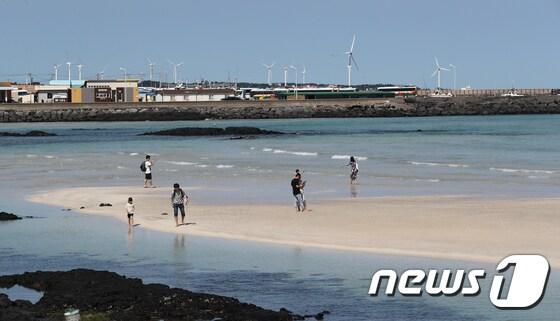 본문 이미지 - 추석연휴 첫날인 30일 제주시 구좌읍 세화리 해변에서 관광객들이 사진을 찍으며 완연한 가을 날씨를 끽하고 있다.2017.9.30/뉴스1 ⓒ News1