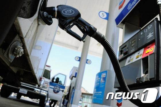 본문 이미지 - 캘리포니아 로스앤젤레스에 있는 주유소. AFP PHOTO