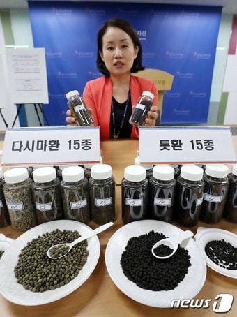 본문 이미지 - 5일 오전 서울 송파구 한국소비자원 서울지원에서 연구원이 톳환, 다시마환 중금속 시험검사를 밝히며 제품을 선보이고 있다. 한국소비자원은 온라인에서 유통, 판매되는 건강환 30개(톳환15개, 다시마환15개) 전 제품에서 '비소'가 7.1~115.7mg/kg수준으로 검출됐다고 밝혔다. 톳환 14개 제품에서 '카드뮴' 0.6~2.3mg/kg수준이 검출돼 소비자들의 주의가 필요하다고 밝혔다. 2017.9.5/뉴스1 ⓒ News1 박세연 기자