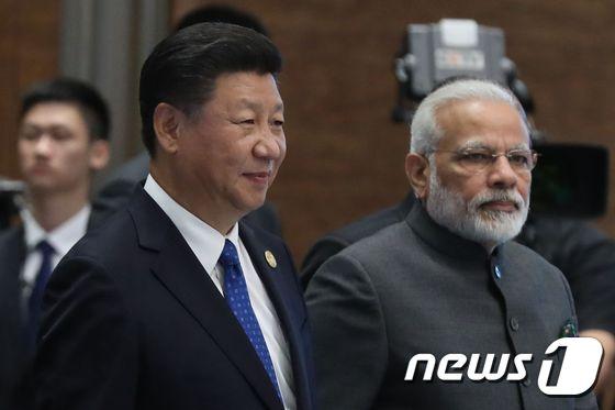 본문 이미지 - 시진핑 중국 국가주석과 나렌드라 모디 인도 총리가 지난 2017년 9월5일(현지시간) 샤먼의 브릭스 정상회의 ‘신흥시장과 개도국 대화’에 참석하고 있다. ⓒ AFP=뉴스1 ⓒ News1 우동명 기자