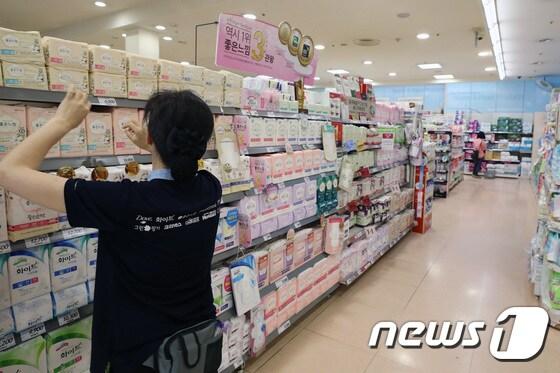 본문 이미지 - 서울 한 대형마트 매대에서 직원이 제품을 정리하고 있다.(사진은 기사 내용과 관련이 없음) 2017.9.5/뉴스1 ⓒ News1 임세영 기자