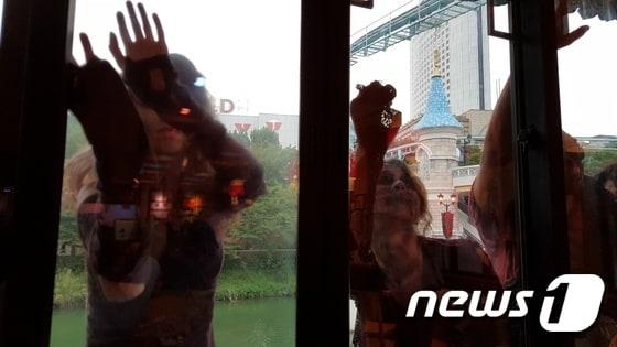 본문 이미지 - 롯데월드 어드벤처가 가을시즌 축제 '호러 할로윈 2 : He’s BACK'을 이달부터 11월 5일까지 총 66일간 개최한다. 좀비 분장을 한 어드벤처 직원들이 퍼포먼스를 선보이고 있다.ⓒ News1