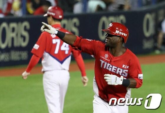 본문 이미지 - KIA 타이거즈의 외국인 타자 로저 버나디나/뉴스1 DB ⓒ News1 이승배 기자