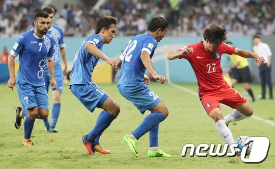 본문 이미지 - 수원 삼성 유스팀  매탄고에서 성장, 국가대표 미드필더로 활약 중인 권창훈(오른쪽) ⓒ News1 