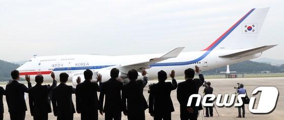 본문 이미지 - 대통령 전용기인 '공군 1호기'. 일명 '코드 원'으로 통한다. 2017.9.6/뉴스1 ⓒ News1 황기선 기자