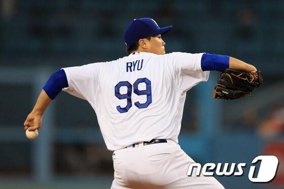본문 이미지 - LA 다저스 류현진이 6일(한국시간) 로스앤젤레스 다저스타디움에서 열린 애리조나 다이아몬드백스와의 경기에서 힘차게 공을 던지고 있다. ⓒ AFP=News1