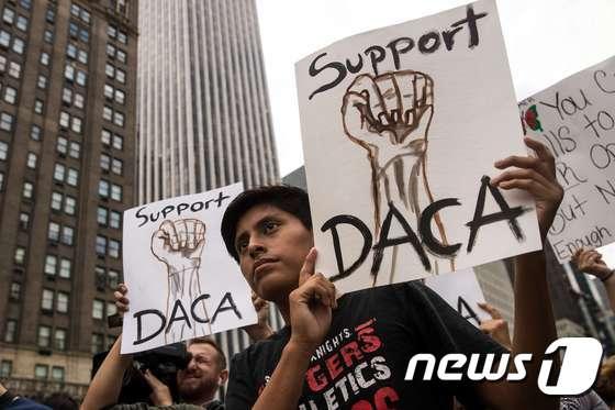 본문 이미지 - 5일(현지시간) 뉴욕 맨해튼 그랜드아미플라자 앞에서 청년 불법체류자 추방 유예 프로그램 '다카' 폐지 결정에 반대하는 시위가 벌어지고 있다. ⓒ AFP=뉴스1