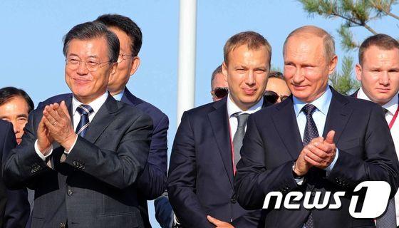 본문 이미지 - 문재인 대통령과 블라디미르 푸틴 러시아 대통령. ⓒ AFP=뉴스1 ⓒ News1 우동명 기자