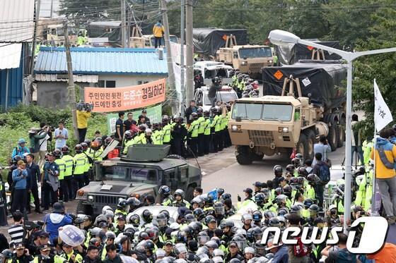 본문 이미지 - 2017년 9월 경북 성주군 초전면 소성리로 사드(THAAD·고고도미사일방어체계) 잔여발사대 4기가 들어가는 모습. (뉴스1 DB) ⓒ News1 민경석 기자
