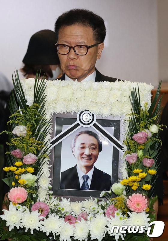 본문 이미지 - 7일 오전 서울 용산구 순천향대학교병원 장례식장에서 故 마광수 전 연세대 국어국문학과 교수의 영정이 영결식장으로 운구되고 있다. 2017.9.7/뉴스1 ⓒ News1 임세영 기자