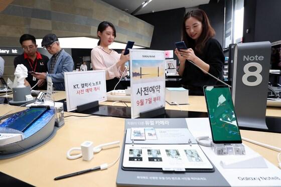 본문 이미지 - 삼성 갤럭시노트8의 출고가는 64기가바이트(GB) 모델이 109만4500원, 256GB 모델은 125만4000원이다. 2017.9.7/뉴스1 ⓒ News1 황기선 기자