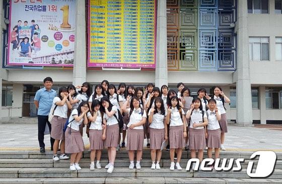 본문 이미지 - 구미전자공고 여학생들이 7일 한국폴리텍Ⅶ대학 창원캠퍼스에 방문한 기념으로 사진을 찍고 있다.(한국폴리텍Ⅶ대학 창원캠퍼스 제공)2017.9.7./뉴스1ⓒ News1