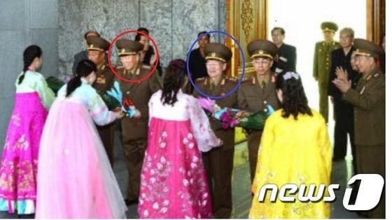 본문 이미지 - 북한 핵 개발 주역으로 알려진 홍승무 노동당 군수공업부 부부장(왼쪽 동그라미)과 리홍섭 원자력연구중심총국 총국장(오른쪽 동그라미)이 각각 대장(별 4개)과 상장(별 3개) 계급장을 달고 모습을 나타냈다.(노동신문 ) ⓒ News1
