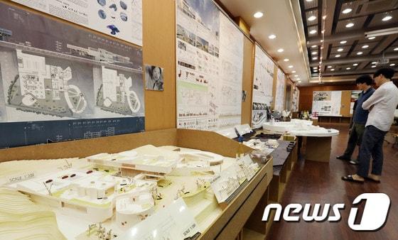 본문 이미지 - 전남대학교 건축학부 건축학과 졸업예정학생들이 8일 광주 북구 전남대학교 용봉캠퍼스 공대 2호관에서 졸업전시회를 하고 있다. 전남대학교 건축학과 5학년 학생들은 33명 중 11명만 이번 전시회를 하고 있다.2017.9.8/뉴스1 ⓒ News1 남성진 기자