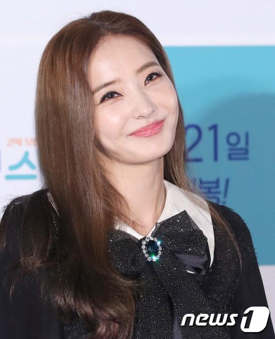 본문 이미지 - 배우 한채영이 8일 오전 서울 용산cgv에서 열린 영화 '이웃집 스타‘(감독 김성욱) 언론시사회에 참석해 매력을 발산하고 있다. 2017.9.8./뉴스1 ⓒ News1 권현진 기자