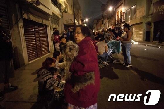 본문 이미지 - 8일(현지시간) 멕시코 수도 멕시코시티의 한 골목에 시민들이 대피해있다. ⓒ AFP=뉴스1