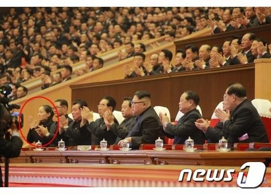 본문 이미지 - 지난 30일 북한 조선중앙통신이 공개한 김정은 북한 노동당 위원장의 제5차 당 세포위원장 대회 축하공연 관람 사진에서 김정은의 여동생 김여정 당 부부장(붉은 원)이 김정은 및 노동당 부위원장들과 관람석 같은 줄에 앉아 있는 모습(노동신문) 2018.1.1/뉴스1 ⓒ News1 성동훈 기자