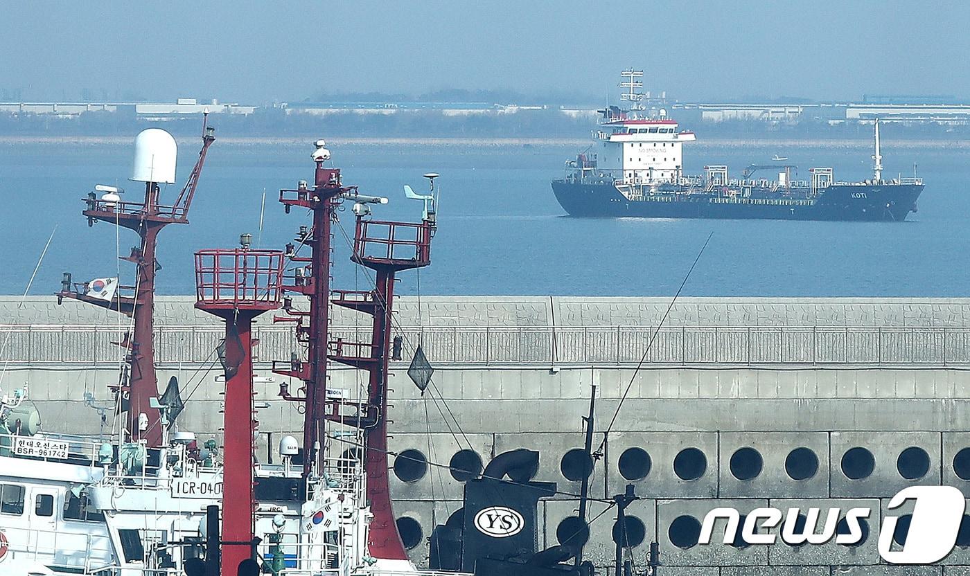 5년 전 북한과 연계된 것으로 의심 받는 파나마 선적 5100t급 유류 운반선 '코티(KOTI)'호(뒤쪽)가 평택항에 억류된 모습. 2018.1.1/뉴스1 ⓒ News1 오장환 기자
