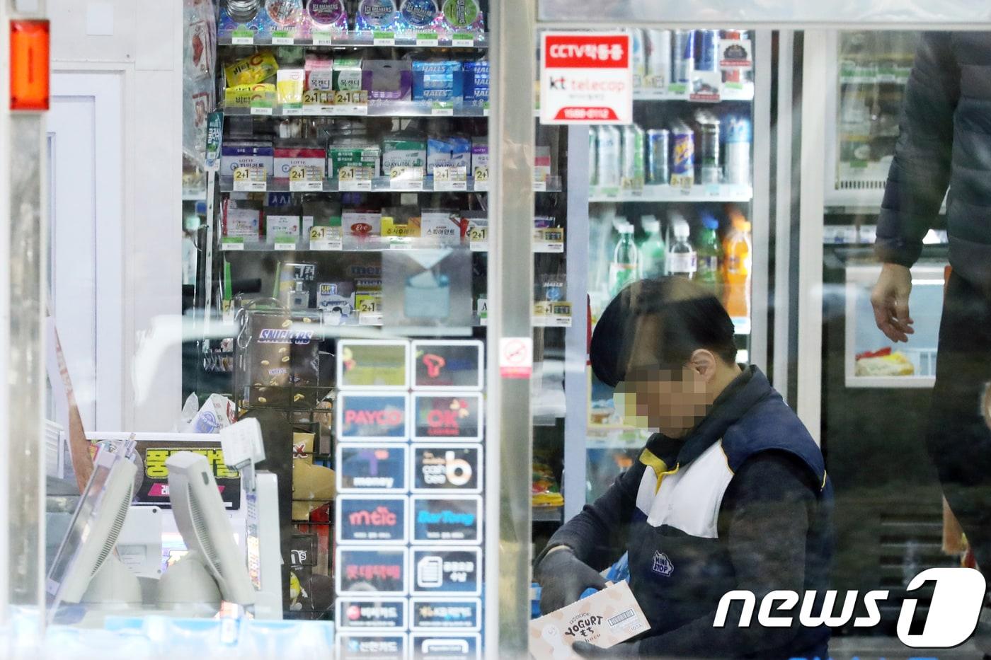 서울 시내 한 편의점에서 직원이 물품을 정리하고 있다. 2018.1.1/뉴스1 ⓒ News1 황기선 기자