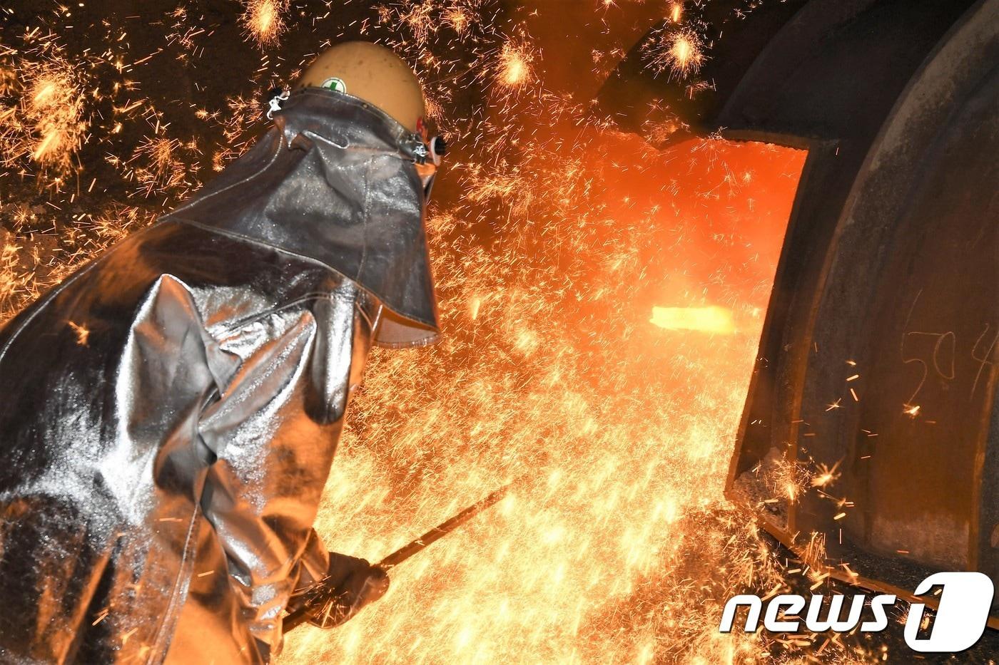 포스코 광양제철소 제1 용광로에서 쇳물을 생산하고 있다./뉴스1 자료사진 ⓒ News1 서순규 기자