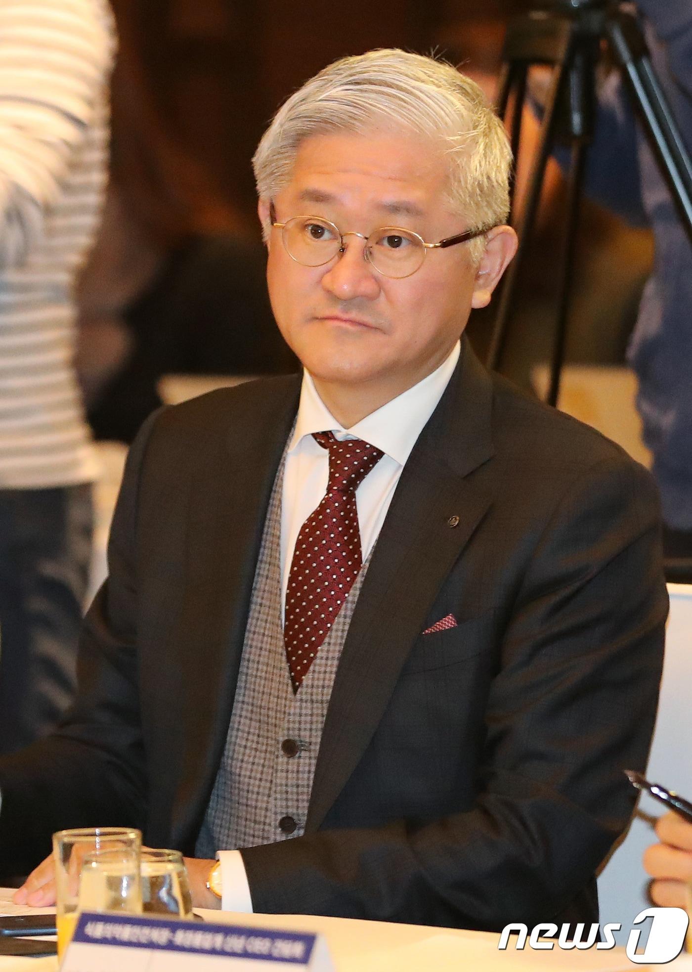 본문 이미지 - 서경배 아모레퍼시픽 회장이 10일 오전 서울 여의도 콘래드호텔에서 열린 화장품 업계 CEO와의 신년 간담회에서 류영진 식약처장의 인사말을 듣고 있다. 2018.1.10/뉴스1 ⓒ News1 구윤성 기자