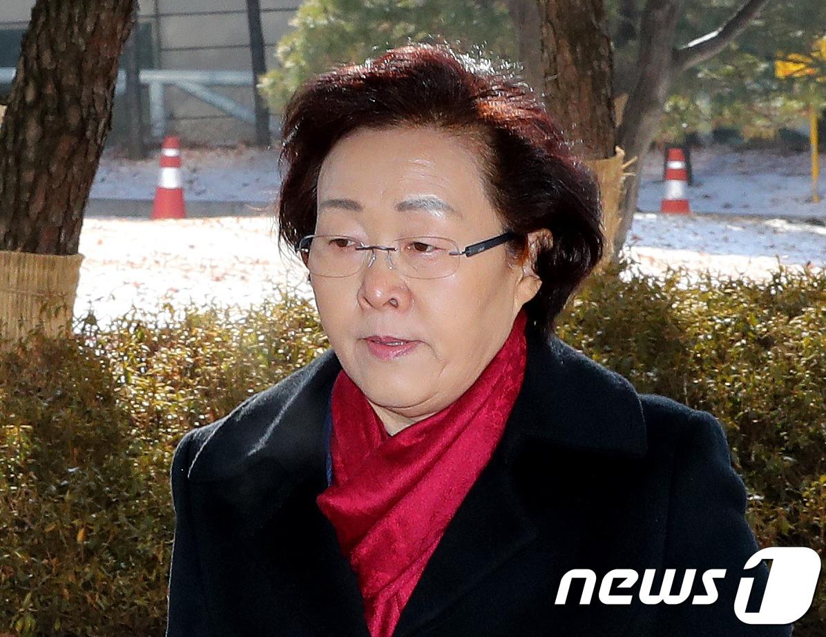 본문 이미지 - 신연희 강남구청장이 10일 오전 서울 서초동 중앙지법에서 열린 공직선거법 위반 등 7회 공판에 출석하고 있다.  2018.1.10/뉴스1 ⓒ News1 박지혜 기자