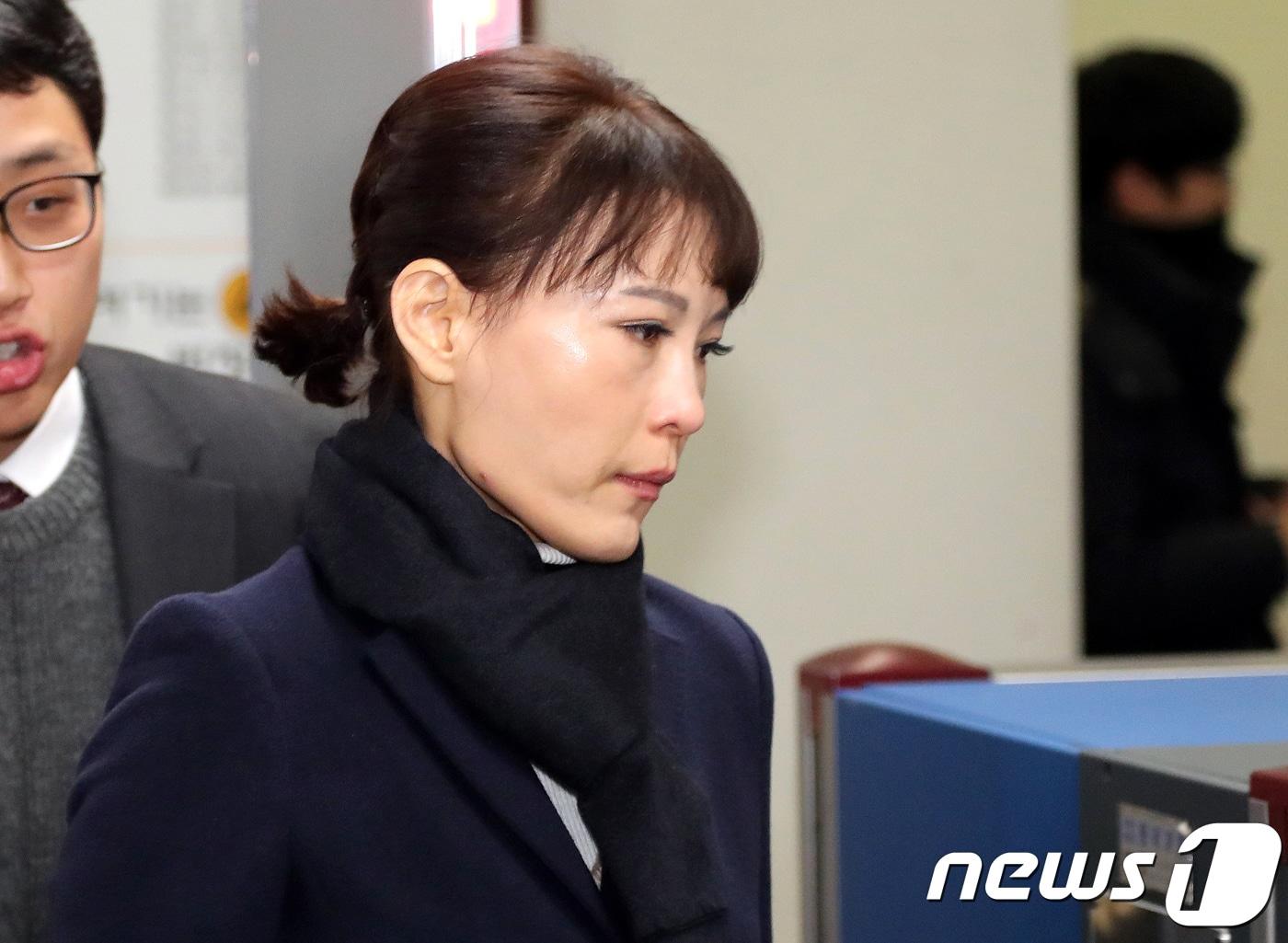 본문 이미지 - 윤전추 전 청와대 행정관이 10일 오후 서울 서초동 중앙지법에서 선고공판을 마친 뒤 법정을 나서고 있다. 2018.1.10/뉴스1 ⓒ News1 박지혜 기자