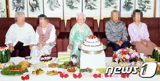 본문 이미지 - 지난 2015년 5월 22일 제주 서귀포시 예래동 하예1마을 복지회관에서 '예래동 장수어르신 합동생신잔치'가 열리고 있는 모습. 가운데가 제주 최고령 오윤아 할머니다ⓒ News1