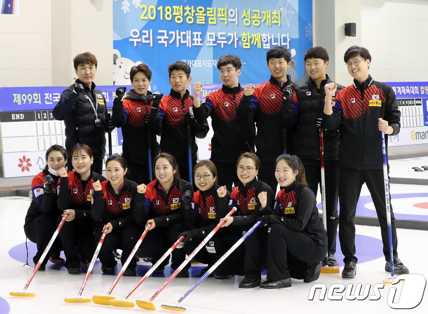 본문 이미지 - 2018 평창 동계올림픽대회 개막을 한달 앞둔 10일 오전 충북 진천군 광혜원면 진천국가대표선수촌에서 컬링 국가대표 선수들이 파이팅을 외치고 있다. 2018.1.10/뉴스1 ⓒ News1 이재명 기자