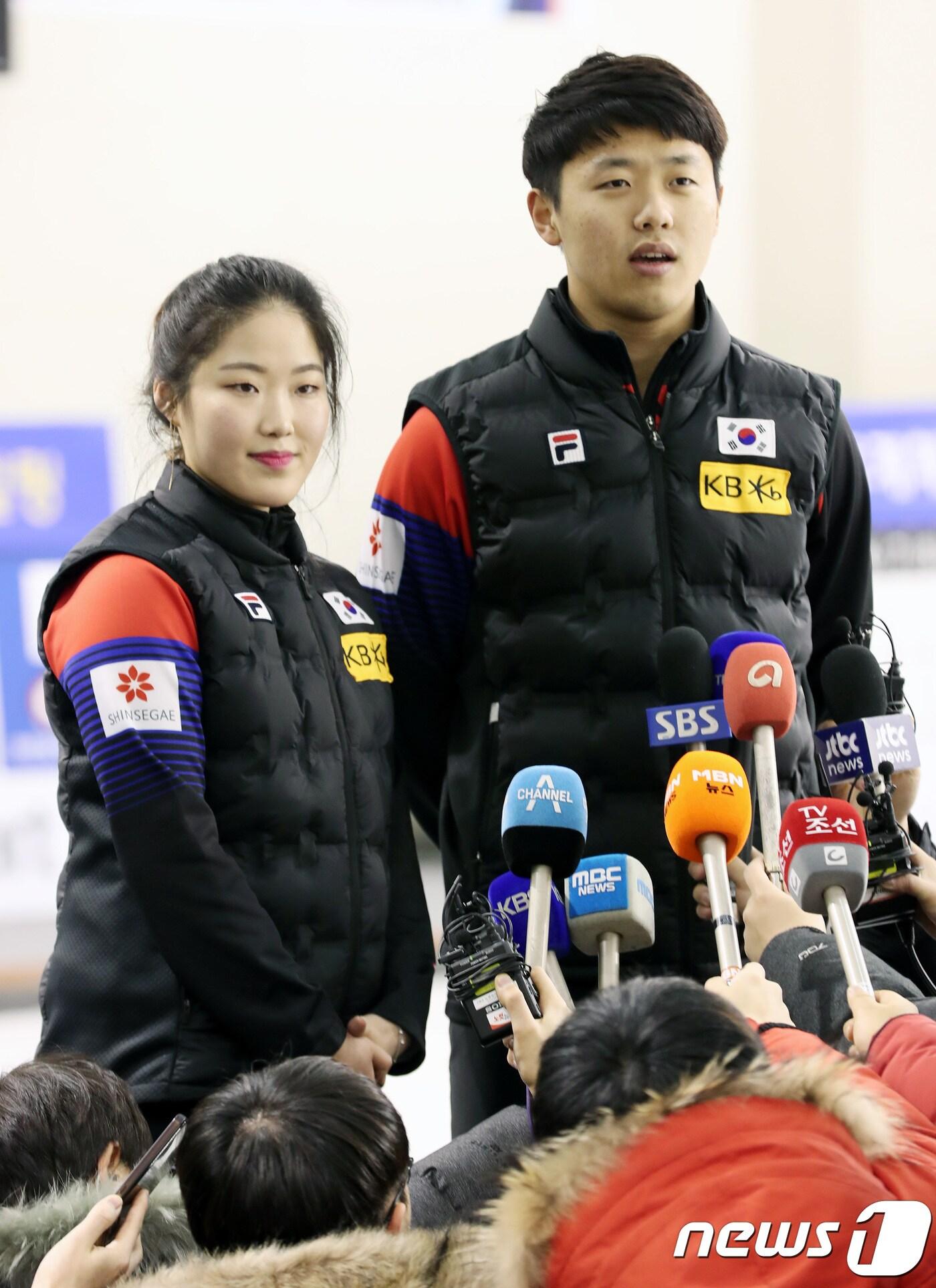 본문 이미지 - 컬링 국가대표팀 이기정(오른쪽), 장혜지. /뉴스1 DB ⓒ News1 이재명 기자