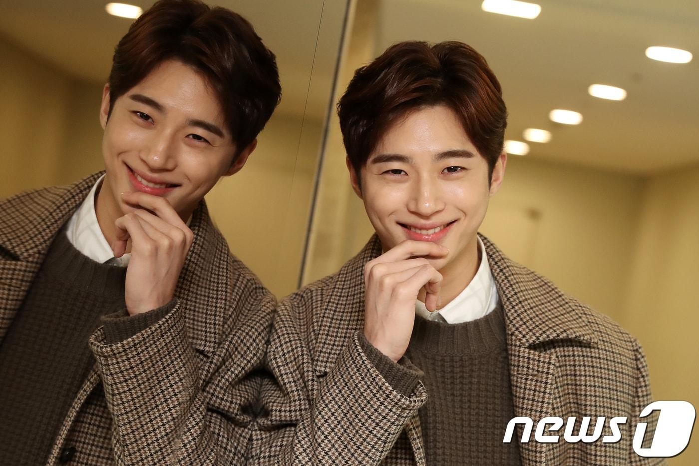 배우 변우석이 10일 서울 종로구 뉴스1 본사에서 인터뷰에 앞서 포즈를 취하고 있다. 2018.1.10/뉴스1 ⓒ News1 민경석 기자