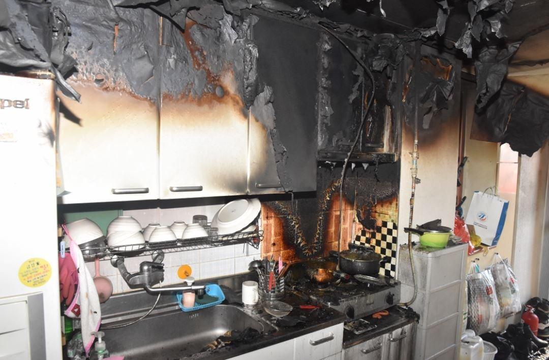 본문 이미지 - 화재가 발생한 노량진동  아파트. 현장./(동작소방서 제공).ⓒ News1