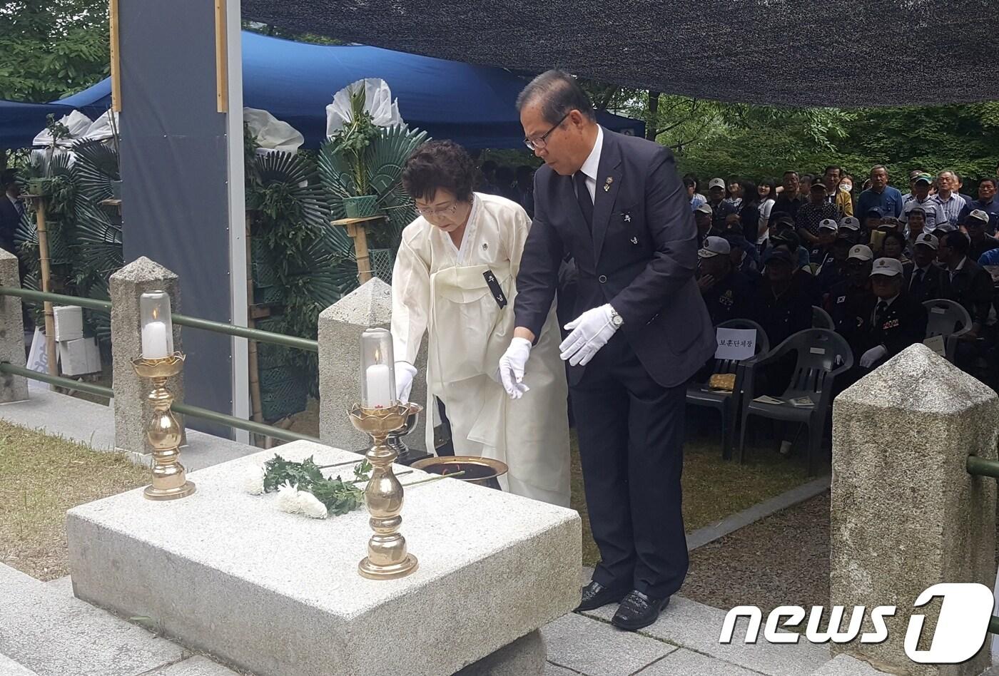 본문 이미지 - 전북 정읍시가 올해부터 국가유공자와 유족에게 지급하는 호국보훈수당을 인상해 지급한다. 보훈가족이 충혼탑에서 헌화하고 있다.ⓒ News1 박제철 기자