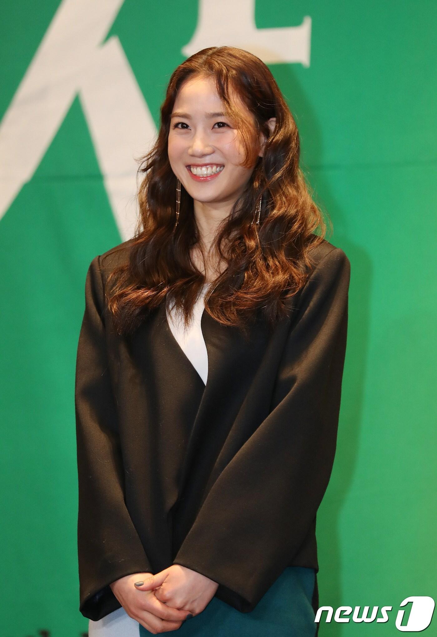 본문 이미지 - 드라마 ‘사자(四子:창세기)’ 기자간담회가 11일 오후 대구 수성구 만촌동 호텔인터불고대구에서 열렸다. 여배우 장희령이 무대에 올라 인사하고 있다.2018.1.11/뉴스1 ⓒ News1 공정식 기자