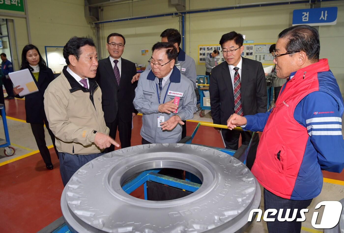 윤장현 광주시장이 2017년 11월 15일 북구 첨단산단에 자리한 세화아이엠씨를 찾아 생산라인을 둘러보던 모습.(광주시 제공)2018.1.12./뉴스1 ⓒ News1