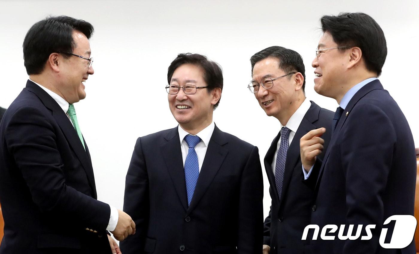 본문 이미지 - 정성호 사법개혁특위 위원장과 여야 3당 간사가 12일 오전 서울 여의도 국회에서 열린 사법개혁 특별위원회 전체회의 산회 후 취재진을 향해 손을 잡아 보이고 있다. 왼쪽부터 송기석 국민의당 간사, 박범계 더불어민주당 간사, 정 위원장, 장제원 자유한국당 간사. 2018.1.12/뉴스1 ⓒ News1 박정호 기자