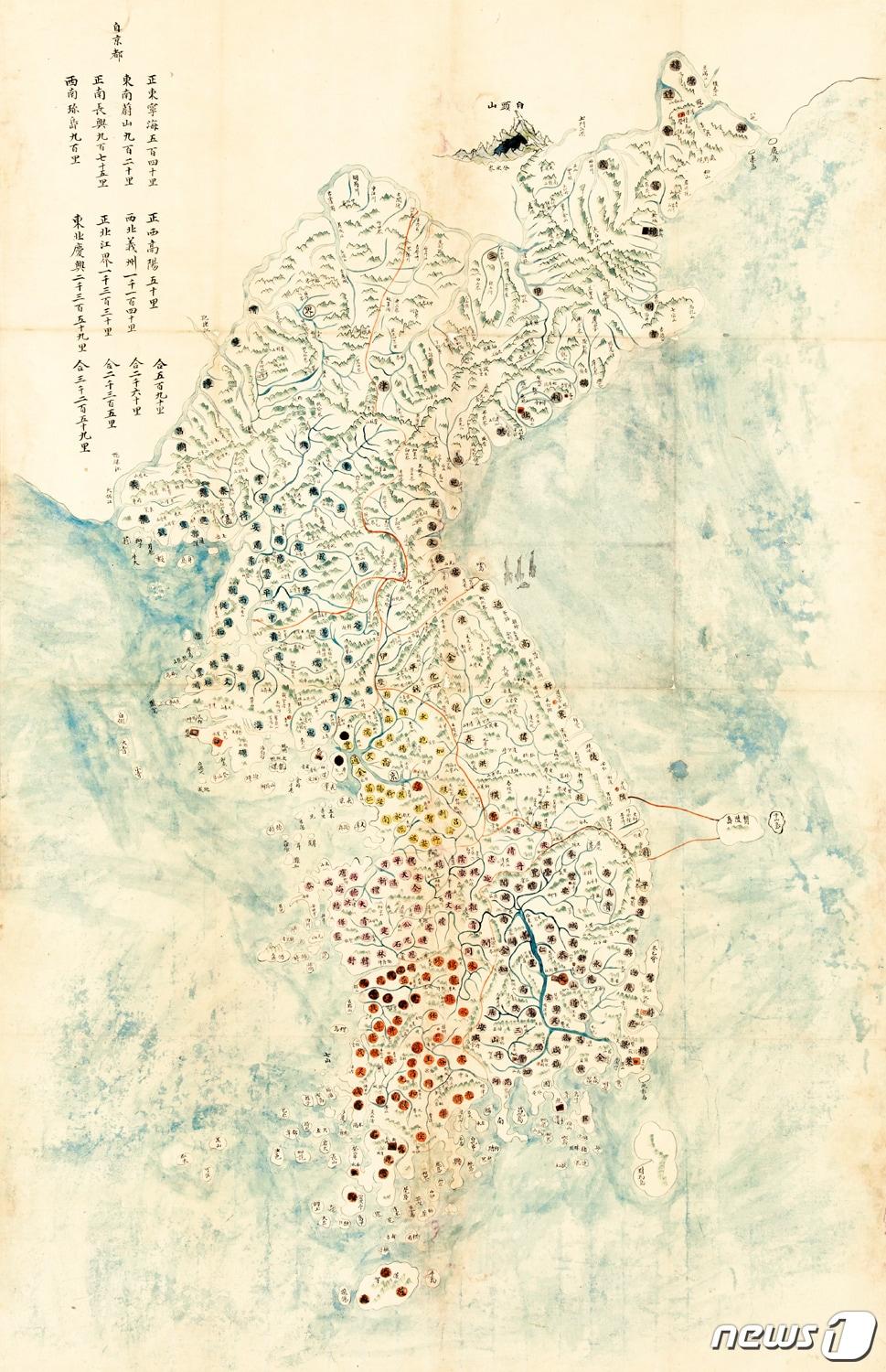 본문 이미지 - 정상기식 동국지도 鄭尙驥式 東國地圖, 종이에 수묵담채, 각 107&times;70cm, 9점, 19세기. 케이옥션 제공 ⓒ News1
