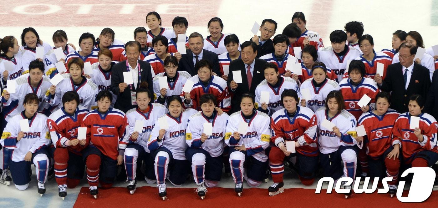 본문 이미지 - 여자 아이스하키 남북 단일팀이 닻을 올린다. 1991년의 탁구와 축구 대표팀에 이어 3번째 단일팀이다.  ⓒ News1 김명섭 기자