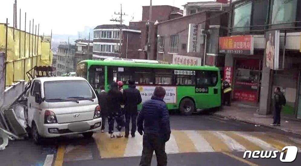 본문 이미지 - 13일 오후 관악구 봉천동의 버스 교통사고 현장ⓒ News1