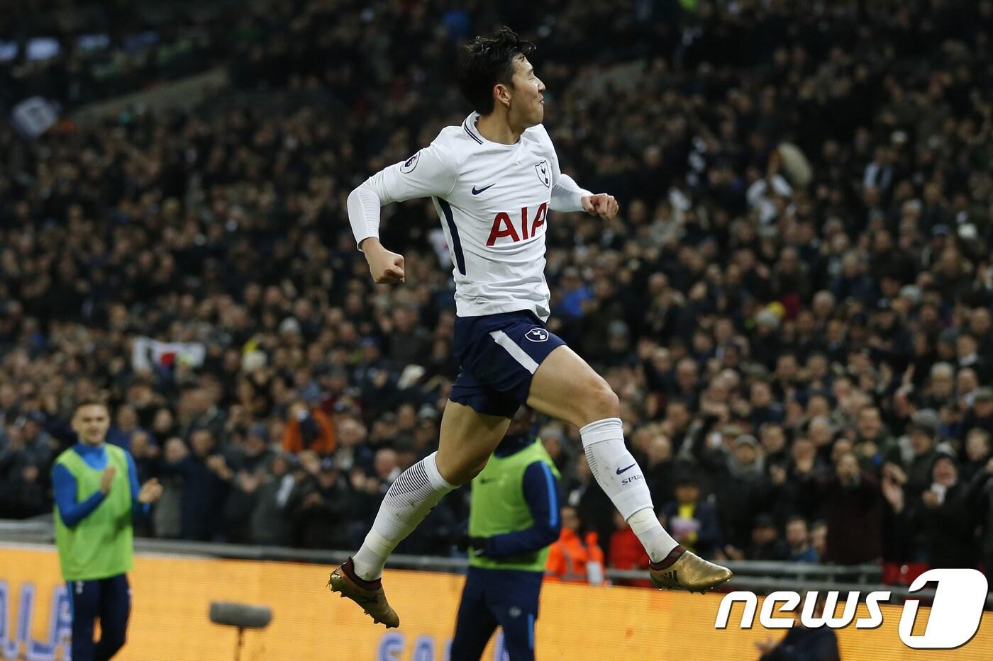 손흥민이 14일(한국시간) 영국 런던의 웸블리 스타디움에서 열린 에버턴과의 2017-18 잉글랜드 프리미어리그 23라운드에서 득점 후 세리머니를 하고 있다. ⓒ AFP=News1