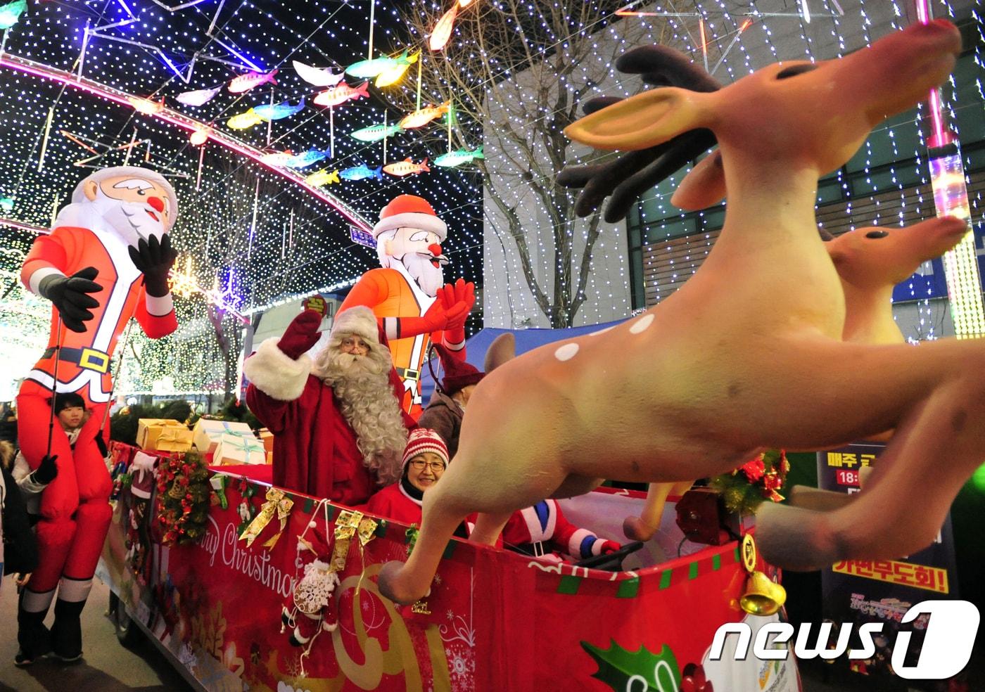2018화천산천어 선등거리 페스티벌에서 산타가 퍼레이드를 하고 있다. 뉴스1 ⓒ News1 홍성우 기자