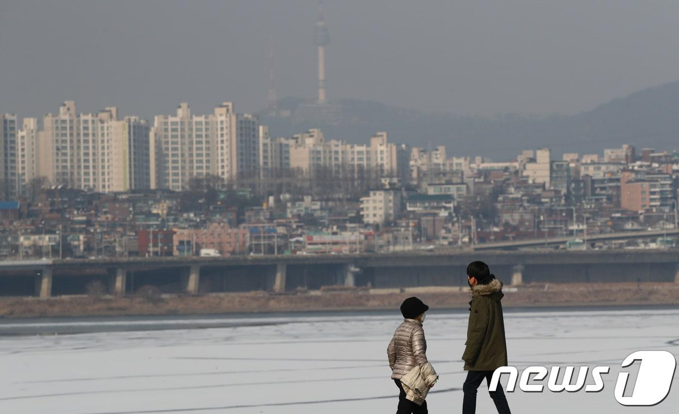 본문 이미지 - 한파가 물러가고 미세먼지 수치가 '나쁨' 수준을 보인 14일 오후 서울 서초구 반포한강공원에서 시민들이 마스크를 쓴 채 잰걸음을 옮기고 있다.  2018.1.14/뉴스1 ⓒ News1 오대일 기자