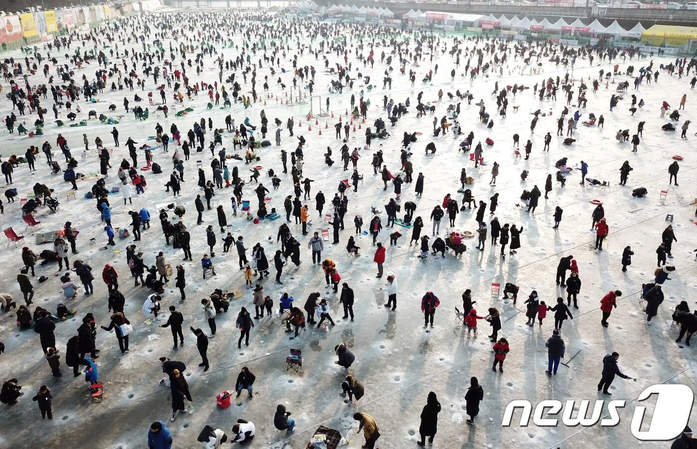 본문 이미지 - 14일 오후 2018화천산천어축제장인 강원 화천군 화천천에서 관광객들이 산천어 얼음낚시를 즐기고 있다. 5년 연속 대한민국 대표축제로 선정된 이번 축제는 28일까지 계속된다.2018.1.14/뉴스1 ⓒ News1 홍성우 기자