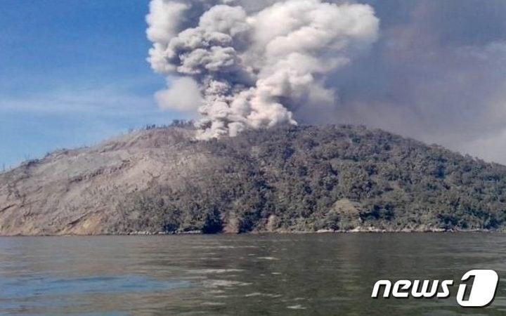 본문 이미지 - 파푸아뉴기니 카도바섬의 활화산. (출처 : 동부 세픽주 정부) ⓒ News1