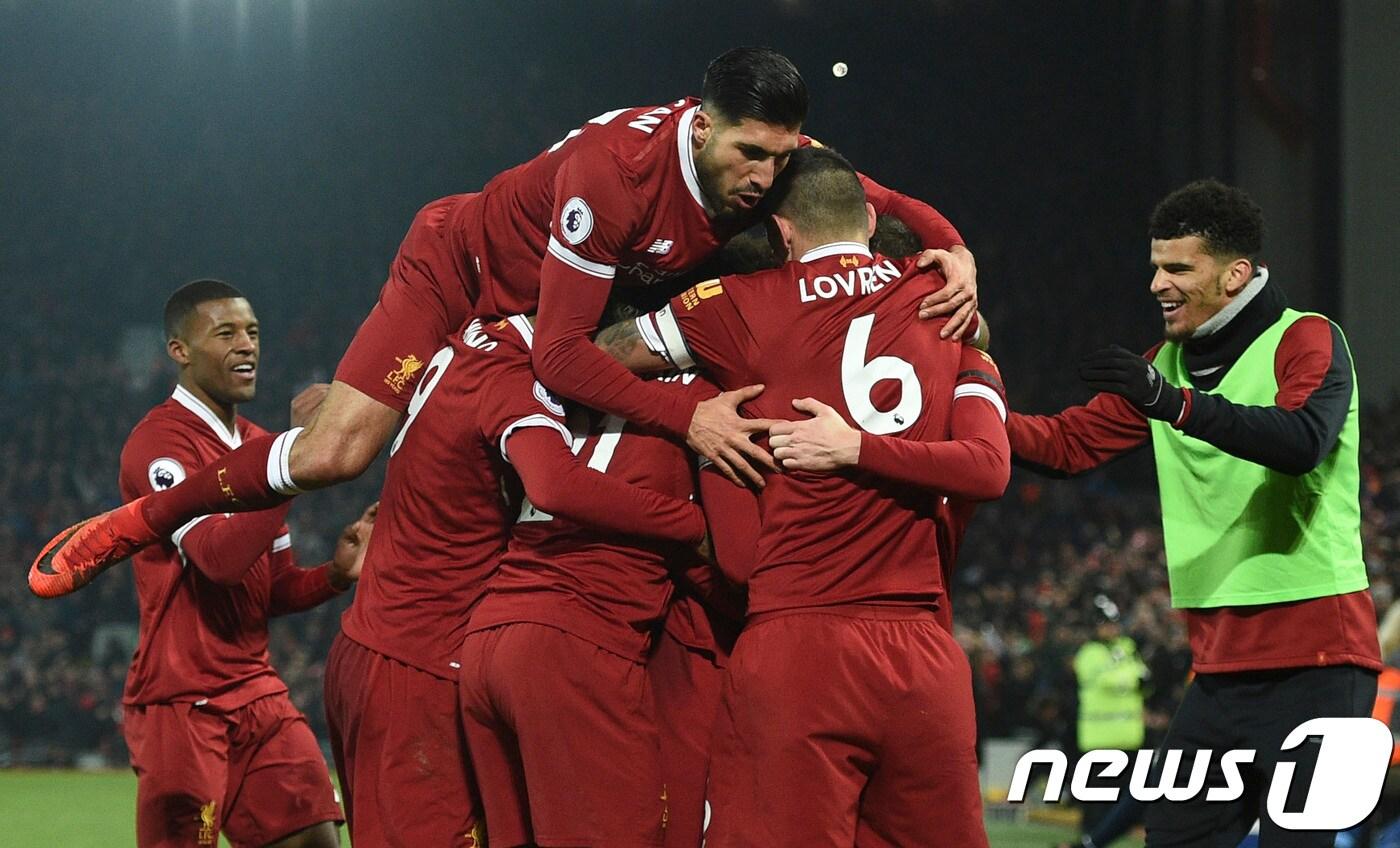 본문 이미지 - 리버풀 선수들이 15일(한국시간) 영국 리버풀의 안필드에서 열린 맨체스터 시티와의 2017-18 잉글랜드 프리미어리그 23라운드에서 득점 후 기뻐하고 있다. ⓒ AFP=News1