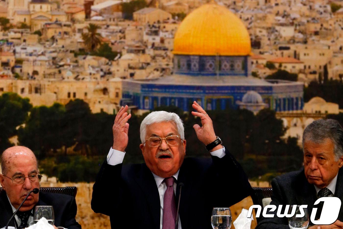 마무드 압바스 팔레스타인 자치정부 수반(가운데) ⓒ AFP=뉴스1