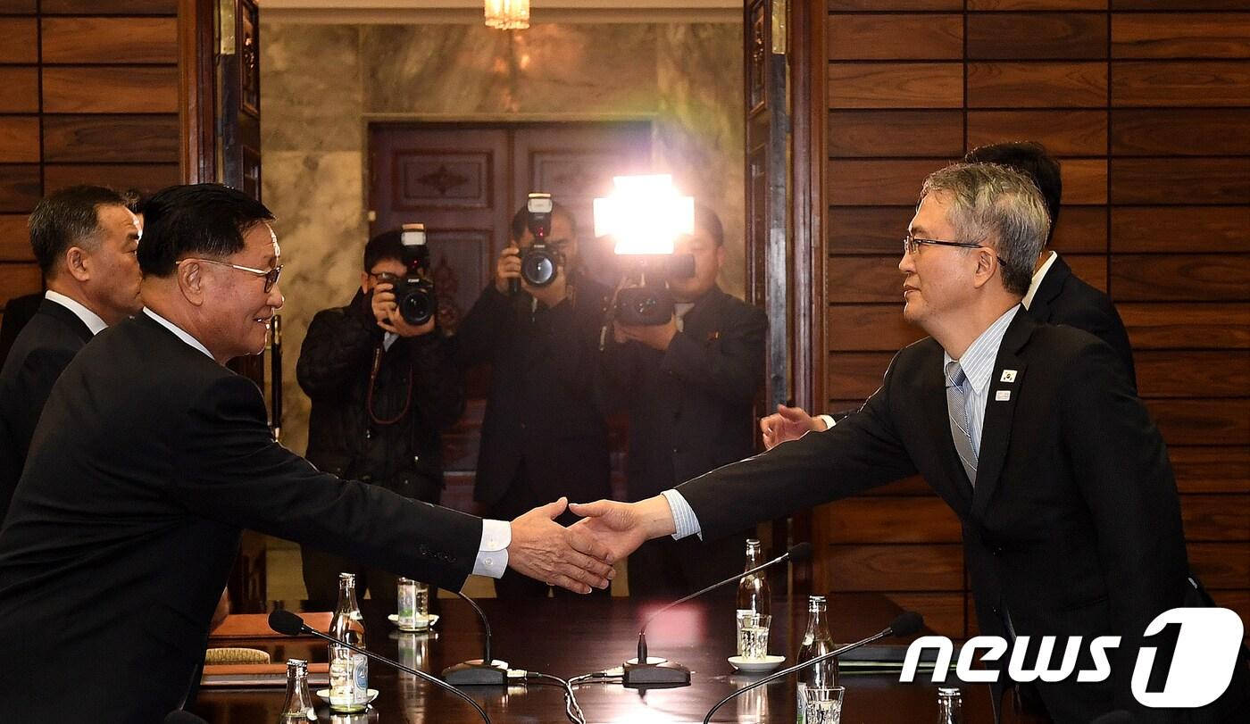 본문 이미지 - 15일 판문점 북측 지역인 통일각에서 열린 평창 동계올림픽 북한 예술단 파견을 논의하기 위한 실무접촉 전체회의에서 남측 대표단 수석대표인 이우성 문화체육관광부 문화예술정책실장(오른쪽)과 북측 수석대표인 권혁봉 문화성 예술공연운영국 국장이 인사를 나누고 있다.(통일부 제공)2018.1.15/뉴스1 ⓒ News1 허경 기자
