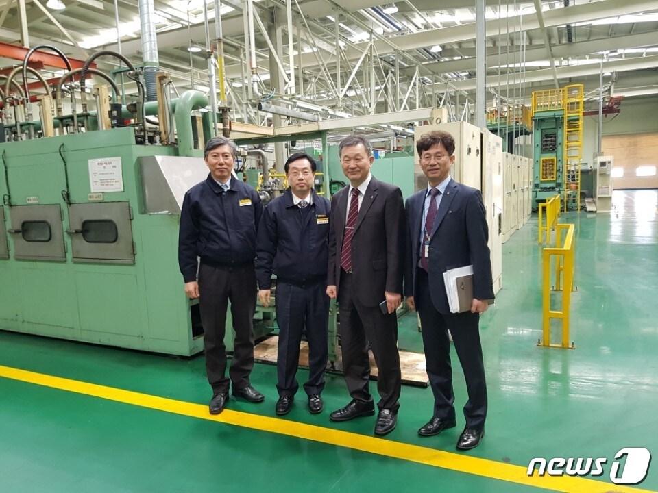 본문 이미지 - 15일 김장근 본부장과 오석원 익산시지부장이 익산지역 거래기업을 방문해 애로사항을 청취한 후 기념촬영을 하고 있다.(전북농협제공)2018.01.15/뉴스1ⓒ News1